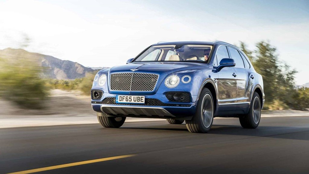 10. Bentley Bentayga - 195.000 USD:  Siêu xe SUV Bentley Bentayga là đối thủ trực tiếp của mẫu Rolls-Royce Cullinan đắt giá. Bentayga có giá thấp hơn nhưng lại có những chỉ số sức mạnh cao hơn đối thủ. Trái tim của Bentayga là khối động cơ W12, dung tích 6.0 lít, công suất 600 mã lực, mô-men xoắn 900 Nm, tốc độ tối đa là 300 km/h trong khi Cullinan là 250 km/h.