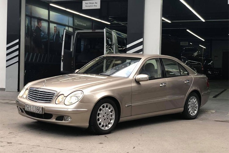 Sau 14 năm sử dụng, chiếc  xe sang Mercedes-Benz E240 Elegance đời cũ này vẫn giữ được nét sang trọng quý phái do được sử dụng kỹ, một chủ từ đầu tại TP HCM chưa hề sang nhượng. Tuy nhiên giá trị chỉ còn hơn 300 triệu đồng so với lúc mua mới gần 2 tỷ đồng.