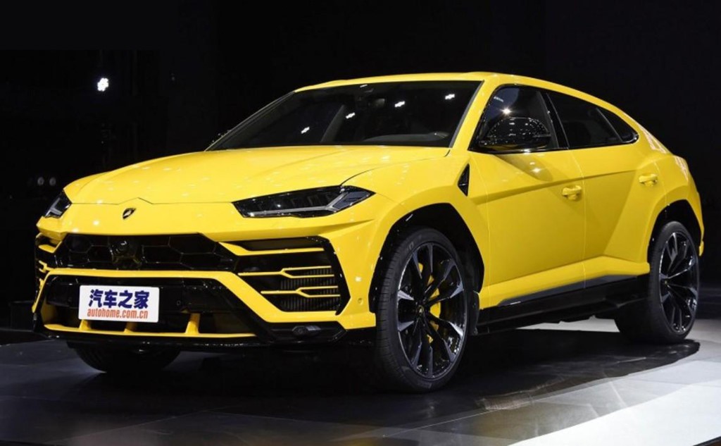 Mẫu xe Huansu C60 Hyosow không chỉ giống  siêu SUV Lamborghini Urus của nước Ý về kiểu dáng, mà còn giống ở nhiều chi tiết, như khe gió bên hông xe, đường gân chạy dọc thân xe và cụm đèn hậu với thiết kế đèn LED mang tính nhận diện.