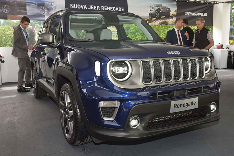 Tập đoàn xe hơi đình đám Fiat Chrysler đã chính thức cho ra mắt phiên bản 2019 của dòng SUV cỡ B Jeep Renegade. Phiên bản nâng cấp của mẫu  xe Jeep Renegade mới này đã được vén màn tại triển lãm ôtô Torino 2018 diễn ra ở Ý cách đây không lâu.