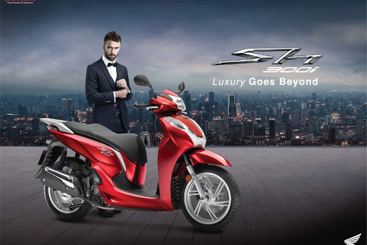 Honda SH300i – mẫu xe mang biểu tượng đẳng cấp toàn cầu đã mang đến một làn gió mới cho phân khúc xe ga hạng sang tại Việt Nam kể từ khi ra mắt, đưa khách hàng đến với những trải nghiệm hoàn hảo và cao cấp. Ngày 14/6/2018 vừa qua, Công ty Honda Việt Nam đã chính thức giới thiệu phiên bản mới mẫu  xe ga Honda SH300i nhập khẩu Ý.