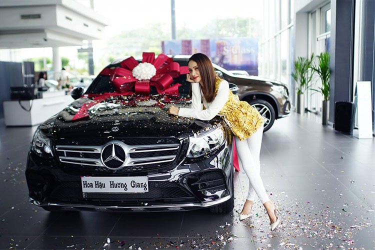 Vào ngày 15/6/2018 vừa qua, Hoa hậu Hương Giang đã xuất hiện tại một đại lý Mercedes-Benz ở Sài Gòn để nhận chiếc xe ôtô mới của mình. Chiếc xe mới của cô Hoa hậu này là mẫu  Mercedes-Benz GLC 300 4Matic mới có ngoại thất màu đen sang trọng, với giá 2,2 tỷ đồng.