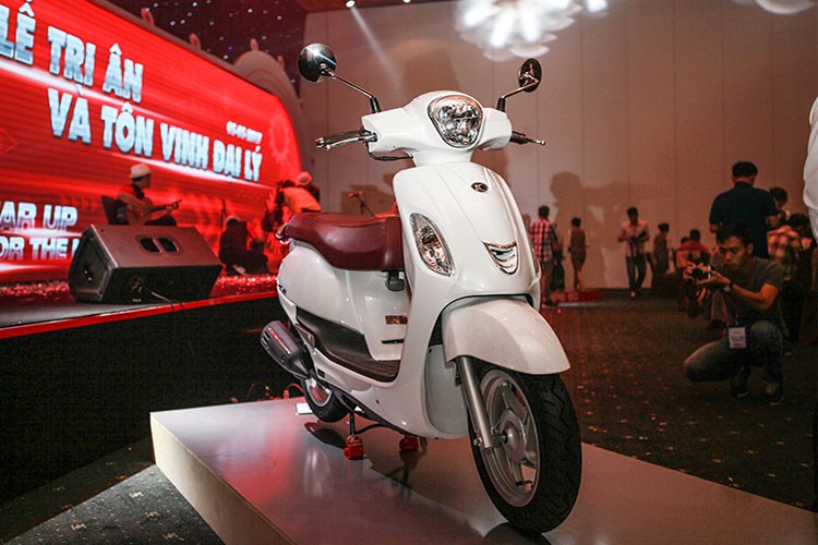  Xe ga Kymco Like 50 được thiết kế dành cho nữ của hãng xe máy Đài Loan tại thị trường Việt Nam. Like 50 nhắm tới đối tượng khách hàng là học sinh, sinh viên cá tính, năng động. Nằm ở phân khúc 50cc nên khi sử dụng mẫu xe này sẽ không đòi hỏi phải có bằng lái A1.