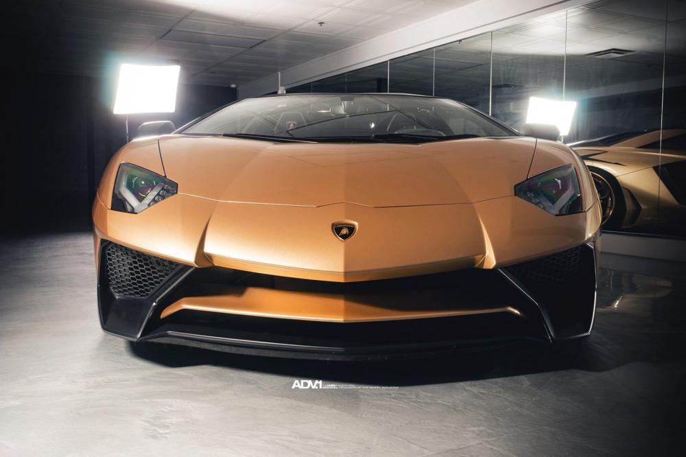 Mẫu  siêu xe Lamborghini Aventador LP750-4 SV Roadster lúc mới ra mắt đã trở nên hiếm có do chỉ được sản xuất giới hạn 500 chiếc trên toàn thế giới. Khi về tay các chủ nhân, một số "siêu bò" này còn trở nên lạ mắt qua gói độ body kit hung dữ và màu sơn vàng nhũ độc đáo.