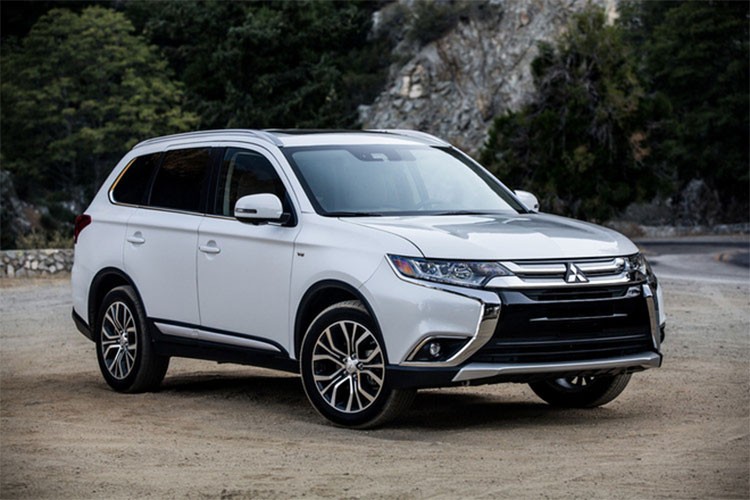 Tại thị trường Ấn Độ, mẫu  xe Mitsubishi Outlander mới phiên bản 2018 chỉ được hãng xe Nhật Bản bán ra với duy nhất một phiên bản 7 chỗ 5+2. Phiên bản này cũng tương tự như mẫu xe Outlander 2018 vừa được chuyển giao và lắp ráp tại Việt Nam từ hồi đầu năm nay.