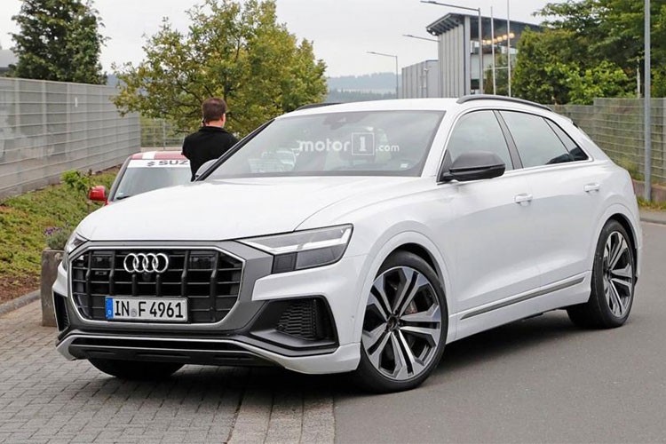 Audi đã từng vén màn mẫu Q8 phiên bản 2019, tuy nhiên hãng xe sang Đức mới đây đã đã bắt tay vào phát triển phiên bản hiệu suất cao SQ8 của mẫu SUV hạng sang này từ trước đó. Những hình ảnh ghi lại cảnh  Audi SQ8 phiên bản 2019 chạy trên đường thử mới càng chứng tỏ điều này. 