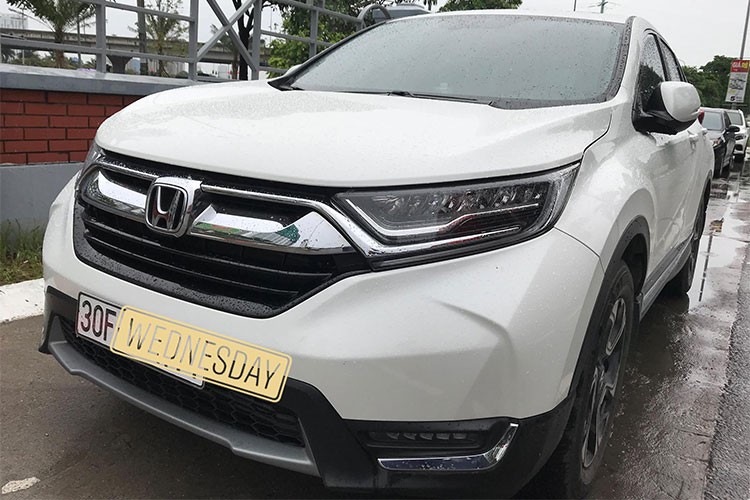 Giữa tháng 11/2017, Mẫu  xe Honda CR-V 2018 bản 5+2 trình làng tại Việt Nam. Thay vì lắp ráp, mẫu xe này đã được nhập khẩu nguyên chiếc từ Thái Lan với 3 phiên bản L, G và E. Mới đây do nhiều điều kiện khách quan trong việc nhập khẩu, mẫu xe này về thị trường "nhỏ giọt" và tăng giá bán từ 973 triệu đến 1,083 tỷ đồng (tăng 10 triệu đồng).