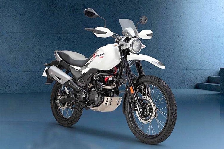 Trên thực tế, mẫu  xe môtô Hero Xpulse 200 được nhà sản xuất Hero MotoCorp giới thiệu phiên bản conpect trong triển lãm Auto Expo 2018 Ấn Độ vào cuối tháng 2/2018 vừa qua. Sau gần 4 tháng, Hero MotoCorp mới chính thức tung ra hình ảnh, thông số kỹ thuật kèm giá bán của mẫu xe này tại thị trường Ấn Độ.