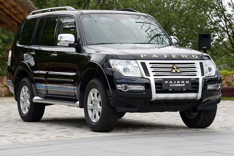 Mẫu Mitsubishi Pajero thế hệ hiện tại là dòng SUV cỡ lớn đã được tung ra thị trường từ năm 2006. Mãi đến tận bây giờ, sau 12 năm, hãng Mitsubishi dường như vẫn chưa có ý định bổ sung thế hệ mới cho dòng SUV 7 chỗ này. Thay vào đó, hãng xe Nhật Bản chỉ tung ra những phiên bản nâng cấp nhưng thay đổi không đáng kể của  Mitsubishi Pajero 2019.