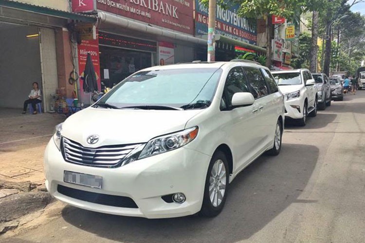 Tại thị trường Đông Nam Á, Toyota chỉ phân phối dòng Alphard, do vậy những khách hàng muốn sở hữu những chiếc  xe MPV Toyota Sienna không còn cách nào khác phải thông qua các đại lý tư nhân với mức giá đắt đỏ. Chình vì vậy, việc lựa chọn các mẫu xe cũ đời thấp hơn nhưng vẫn đủ trang bị, kèm giá rẻ hiện đang được nhiều người dùng chú ý.