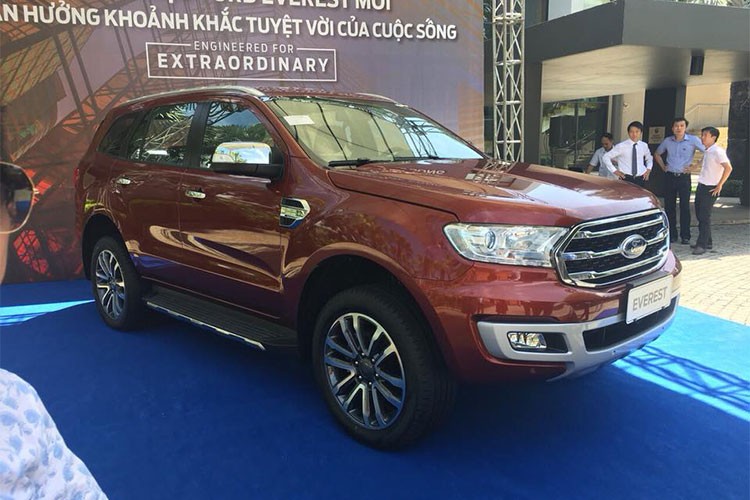 Mẫu  xe Ford Everest 2018 cùng xuất hiện đồng loạt với mẫu Ranger mới tại một sự kiện ở Việt Nam. Cả 2 đều được nâng cấp chủ yếu ở phần động cơ với khả năng vận hành ấn tượng hơn, cỗ máy 2.0 Bi-Turbo đời mới cùng hộp số tự động 10 cấp được đánh giá sẽ là yếu tố hấp dẫn cho các sản phẩm mới của Ford Việt Nam.