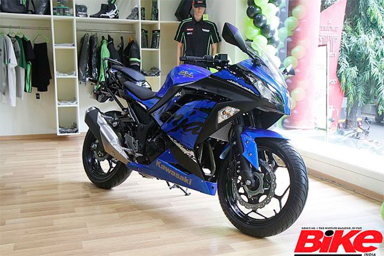 Thương hiệu xe máy Kawasaki tại Ấn Độ vừa tung ra phiên bản mới của mẫu  xe môtô Kawasaki Ninja 300 2018 với bộ tem mới bắt mắt hơn. Về mặt thiết kế, Ninja 300 phiên bản 2018 thừa hưởng thiết kế từ đàn anh Kawasaki Ninja ZX-10R với nhiều được nét sắc sảo và cứng cáp.