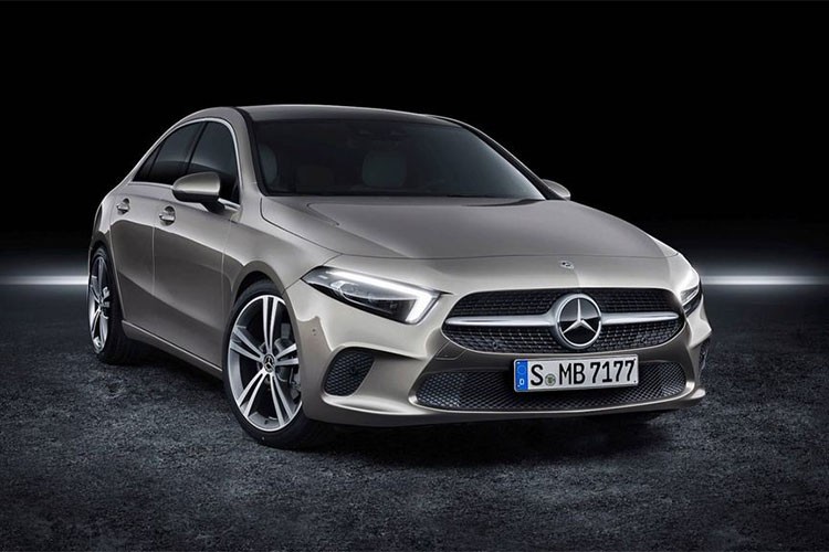 Mẫu  xe Mercedes-Benz A-Class 2019 vừa chính thức ra mắt với 2 cấu hình A220 và A220 4Matic. Ở phiên bản mới, xe sở hữu một ngoại hình “đậm chất CLA”, hệ số lực cản chỉ 0,22, hệ thống thông tin giải trí MBUX đặc trưng của Mercedes và hệ thống Intelligent Drive từ S-Class.