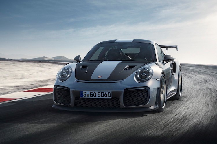  Porsche 911 GT2 RS 2018 là dòng siêu xe thể thao đã lần đầu tiên ra mắt trong sự kiện Goodwood 2017 như phiên bản mạnh nhất của "người anh em" 911 hiện nay. Chẳng bao lâu sau sự kiện này, hãng Porsche đã báo giá cho 911 GT2 RS 2018 tại thị trường Việt Nam, lên đến 19,1 tỷ đồng.