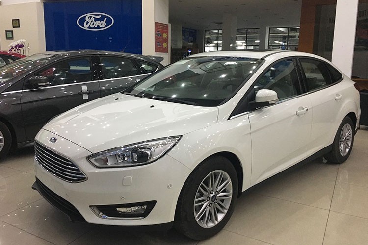 Giá niêm yết cho 2 phiên bản Trend và Titanium của  xe ôtô Ford Focus lần lượt là 626 và 770 triệu đồng. Tuy nhiên, ở thời điểm hiện tại, nhân viên kinh doanh ở các đại lý Ford tại Hà Nội đang báo giá cho mẫu Focus Trend chỉ còn 555 triệu, trong khi phiên bản Titanium có giá 710 triệu đồng.