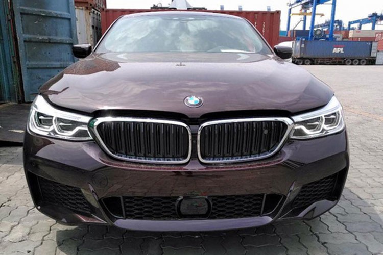 Vào thời điểm cuối tháng 5, chiếc xe sedan hạng sang  BMW 640i Gran Turismo 2018 đầu tiên về Việt Nam đã cập cảng VICT – TP HCM. Tuy nhiên, thời điểm đó do vướng mắc các giấy tờ liên quan và đến bây giờ mới hoàn thiện thủ tục thông quan, theo dạng nhập khẩu tư nhân.