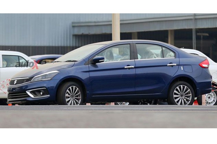 Mới đây, mẫu  xe Suzuki Ciaz 2019 phiên bản nâng cấp giữa vòng đời bất ngờ lộ diện trên đường phố, theo một số nguồn tin cho biết - mẫu xe sedan hạng B mới này sẽ có nhiều thay đổi về thiết kế, trang bị ngoạt thất, cũng như được nâng cấp động cơ xăng hoàn toàn mới.