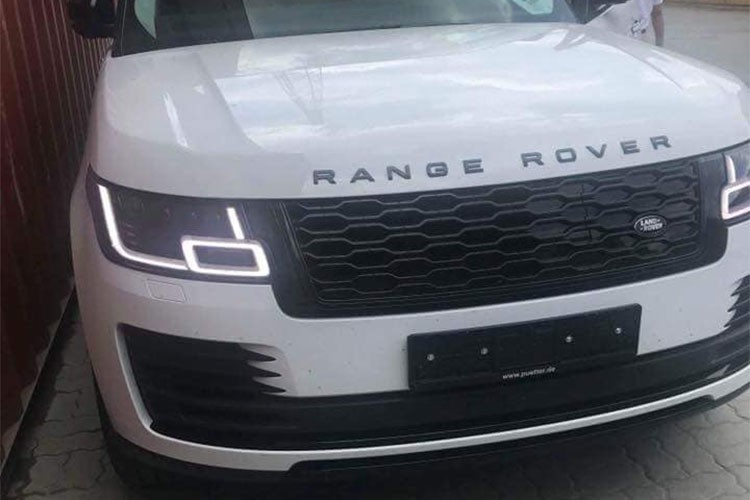 Đây được xem là chiếc SUV hạng sang  Range Rover LWB P400E 2018 sử dụng động cơ lai đầu tiên tại Việt Nam. Được biết xe được một khách hàng giấu tên đặt mua thông qua một showroom nhập khẩu xe ôtô tư nhận tại Sài Gòn, quá trình "khui công" mẫu xe này diễn ra tại cảng Cát Lái, quận 2, TP HCM.