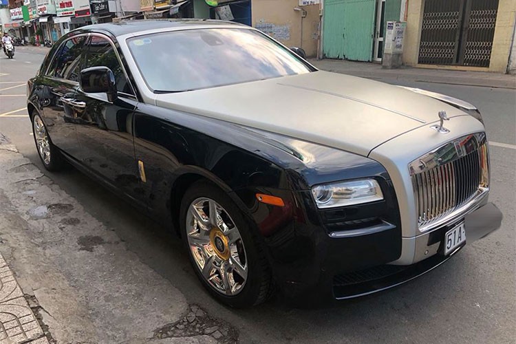  Siêu xe sang Rolls-Royce Ghost được định vị dưới "đàn anh" Phantom nên được đánh giá là khá phù hợp với các doanh nhân trẻ tuổi. Tại thị trường Việt Nam, số lượng dòng xe này có không dưới 50 chiếc được đưa về nước với đầy đủ 2 thế hệ cũng như một số phiên bản đặc biệt.