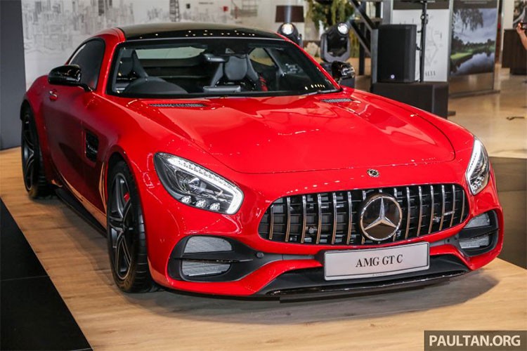 Dòng xe thể thao hạng sang Mercedes-AMG GT có rất nhiều phiên bản khác nhau từ tiêu chuẩn, GT S, GT C cho đến phiên bản hiệu suất cao GT R. Trong đó, mẫu  xe Mercedes-AMG GT C 2018 từng được ra mắt tại triển lãm Detroit 2017 và nằm giữa phân khúc của GT S và GT R.