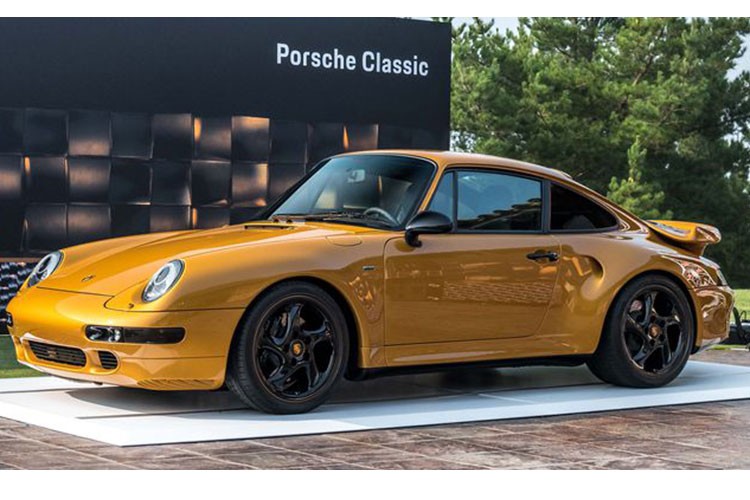  Porsche 911 Turbo thế hệ 993 đã được sản xuất trong giai đoạn từ năm 1994 - 1998. Đây đồng thời là mẫu xe 911 Turbo cuối cùng với động cơ làm mát bằng không khí. Sau đúng 20 năm, 911 Turbo thế hệ 993 đã bất ngờ được hồi sinh dưới bàn tay của nhóm kỹ sư thuộc mảng xe cổ Porsche Classic thông qua phương pháp chế tạo hoàn toàn thủ công.  