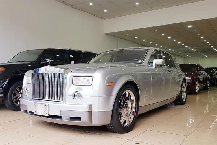 Chiếc  siêu xe sang Rolls-Royce Phantom đời 2006 rao bán tại một showroom ở Hà Nội, được cho là từng thuộc sở hữu của ông chủ Hoàng Khải, Chủ tịch tập đoàn Khaisilk, xe nhập về Việt Nam hồi tháng 8/2007. Sau 11 năm sử dụng, chiếc siêu sang chỉ mới lăn bánh được 51.690 km.