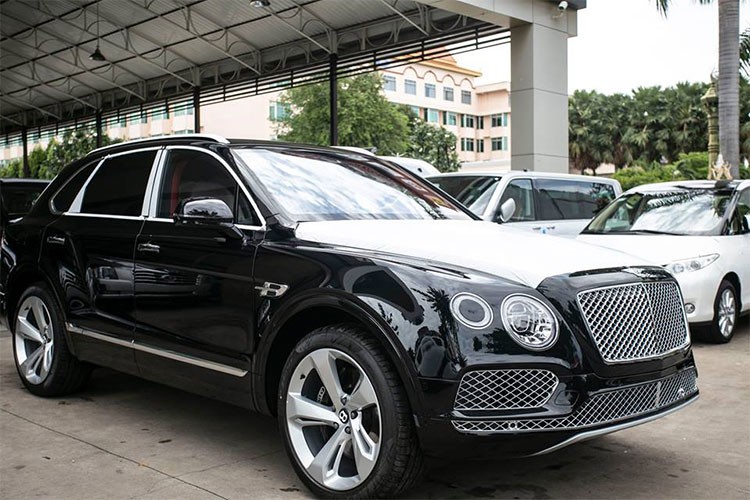 Kể từ khi ra mắt vào năm 2016 cho đến nay,  SUV siêu sang Bentley Bentayga đã có khá nhiều phiên bản được giới thiệu. Hiện tại, giới nhà giàu tại Việt Nam đang sở hữu tới hơn 20 chiếc Bentayga với 2 phiên bản chính là tiêu chuẩn sử dụng động cơ W12 và bản giới hạn First Edition với chỉ có 608 chiếc được sản xuất.