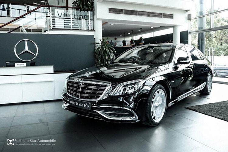 Hiện tại, chiếc  Mercedes-Maybach S650 2018 chính hãng này đang chờ để được bàn giao tới tay chủ sở hữu tại Hà Nội. Chiếc xe sang trọng hàng đầu của thương hiệu ngôi sao ba cánh đang có mặt tại Việt Nam này sở hữu nước sơn đen bóng, làm tôn thêm vẻ ngoài lịch lãm và đẳng cấp.