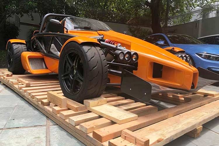 Mẫu  xe đua đường phố Ariel Atom 3S mới đây đã xuất hiện tại Sài Gòn do một người chơi đặt về, đây cũng là chiếc đầu tiên có mặt tại Việt Nam. Ariel Atom 3S là phiên bản hiệu suất cao của Ariel Atom 3.