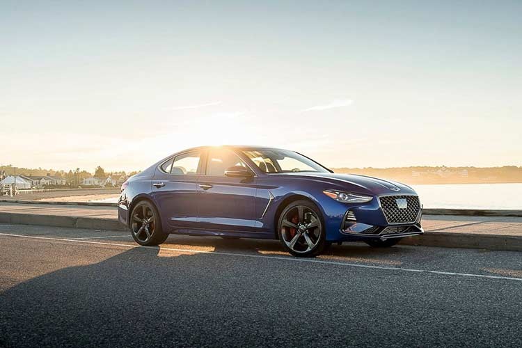 Sau khi giới thiệu chiếc  xe sang Genesis G70 2019 tại Triển lãm New York diễn ra hồi đầu năm 2018, Genesis - thương hiệu con của Hyundai vừa chính thức công bố bảng giá chi tiết cho mẫu xe này áp dụng ở thị trường Mỹ. Theo đó, xe có mức giá khởi điểm từ 34.900 USD (khoảng 812 triệu đồng), ngang với giá bán của BMW 3-Series.