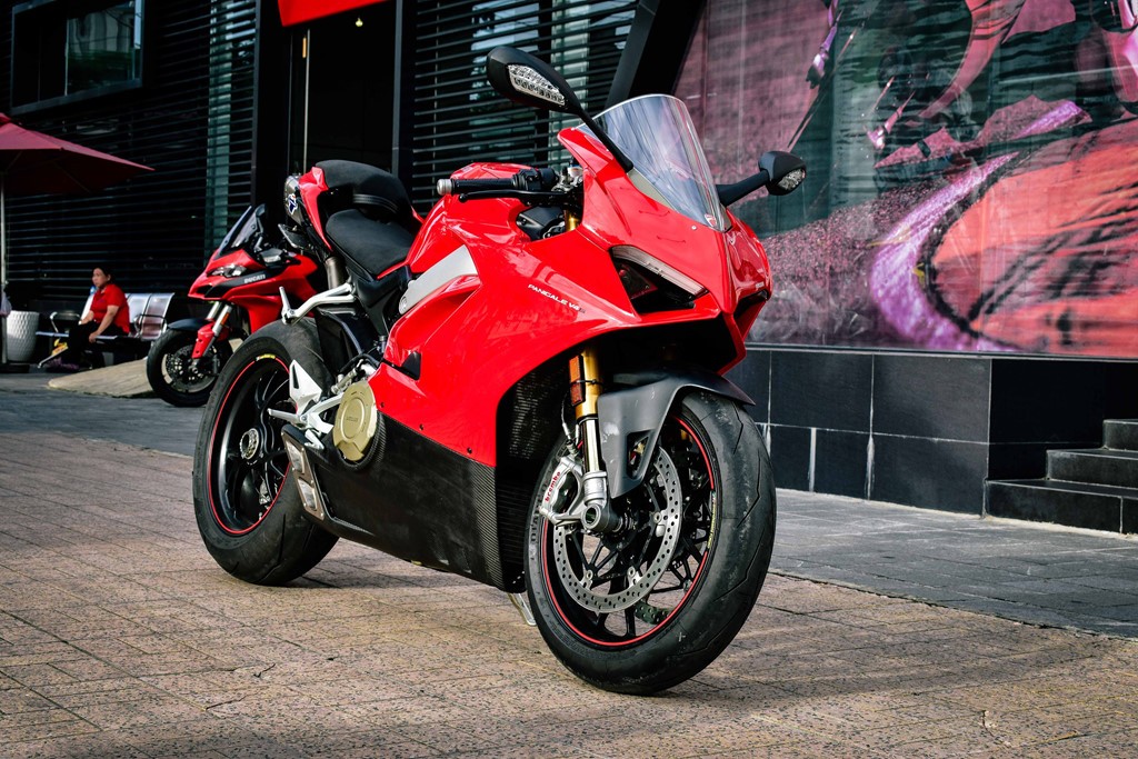 Mẫu  xe Ducati Panigale V4S được giới thiệu vào tháng 11/2017. Sau gần 3 tháng, một đại lý nhập khẩu tư nhân đã nhanh chóng đưa chiếc siêu môtô này về Việt Nam. Mức giá thời điểm ấy là gần 1,6 tỷ đồng. Ducati Panigale V4S đầu tiên được đặt về theo đơn hàng của một tay chơi xe có tiếng ở Hà Nội, nhưng sau đó đã bán lại cho chủ nhân mới tại Sài Gòn.