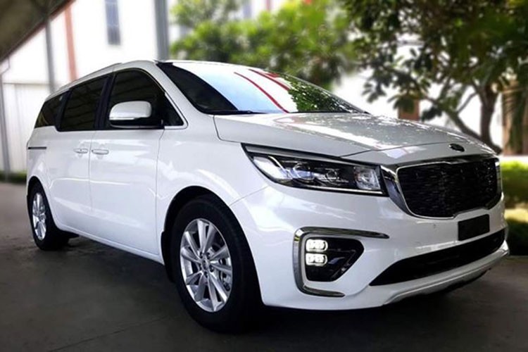 Mẫu xe minivan Kia Sedona là mẫu xe quan trọng của Thaco tại thị trường Việt Nam khi ngày càng nhiều gia đình chọn dòng xe này cho nhu cầu di chuyển tiện lợi. Trong tháng 10/2018 này,  Kia Sedona 2019 mới sẽ ra mắt tại thị trường Việt Nam với mỗi số cải tiến nhỏ ở kiểu dáng cũng như nâng cấp thêm trang bị tiện nghi.