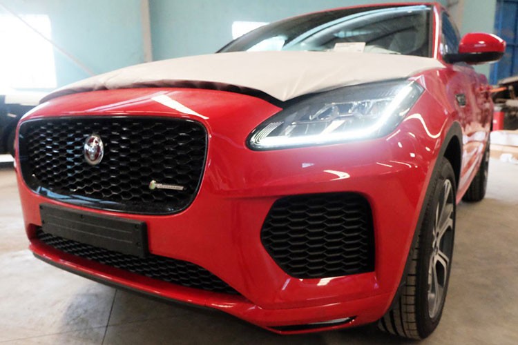 Mẫu xe SUV thể thao hạng sang cỡ nhỏ  Jaguar E-Pace 2018 mới đã chính thức cập bến Việt Nam theo dạng nhập khẩu chính hãng để chuẩn bị sẵn sàng cho sự ra mắt tại triển lãm Ô tô Việt Nam 2018 diễn ra tại trung tâm triển lãm SECC, tại TP HCM vào ngày 24/10/2018 tới đây.