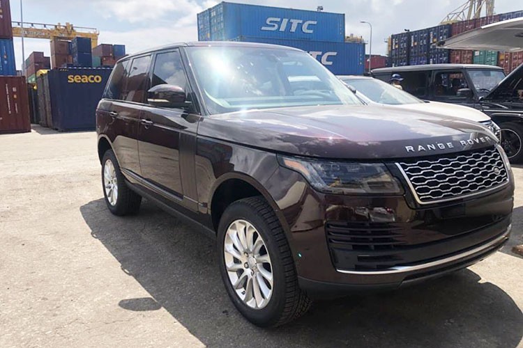 Những chiếc  Range Rover đời 2018 bắt đầu được các công ty nhập khẩu tư nhân và cả chính hãng "ồ ạt" đưa về nước. Ngoài chiếc Range Rover Autobiography LWB 2018 chính hãng bất ngờ được đưa về nước, trong tháng 10 này, một chiếc xe Range Rover đời 2018 khác thuộc phiên bản HSE cũng vừa mới "khui công" tại cảng Đà Nẵng.