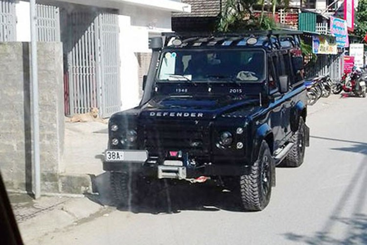 Mới đây, 1 trong 2 chiếc  xe Land Rover Defender "hàng hiếm" được sản xuất dành riêng cho thị trường Việt Nam đã bị bắt gặp xuất hiện tại đại lý chính hãng ở Hà Nội để hoàn thành việc kiểm tra "sức khoẻ" trước khi bàn giao lại cho chủ nhân mới, một người mê xe Hải Phòng. 