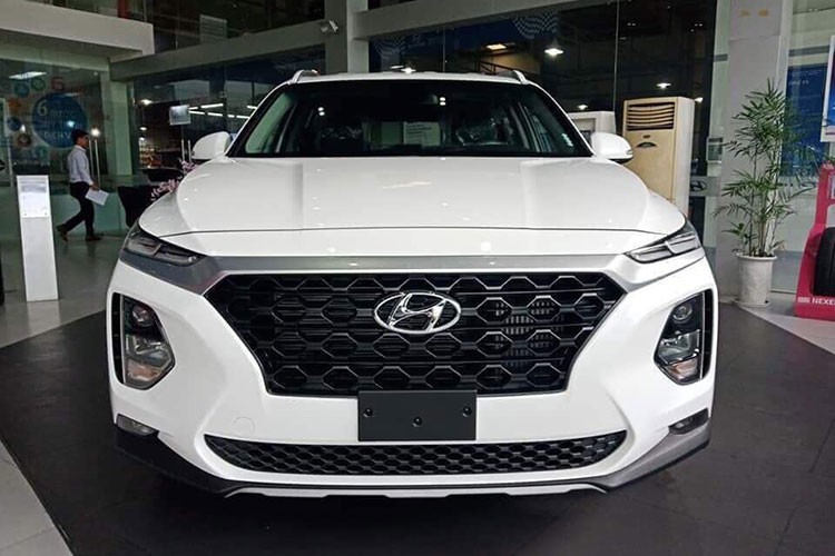 Phiên bản  Hyundai SantaFe 2019 mới xuất hiện tại đại lý lần này có màu sơn trắng, phiên bản tiêu chuẩn với các đặc điểm dễ nhận ra như mâm đúc 18 inch chứ không phải loại 19 inch, nóc xe không có cửa sổ trời. Phiên bản trưng bày là bản động cơ dầu 2.2D.