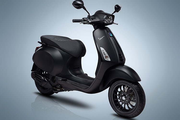  Xe ga Vespa Notte (Notte trong tiếng Ý có nghĩa “bóng đêm”), là dòng sản phẩm dành riêng cho những ai yêu thích sự tinh tế, tỉ mỉ tới từng chi tiết của những dòng sản phẩm cao cấp. Bộ đôi phiên bản đặc biệt gồm các lựa chọn về động cơ - Sprint Notte 125cc, GTS Notte 150cc và 300 cc.