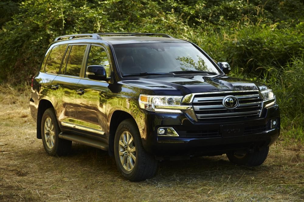 Phiên bản 2019 của Land Cruiser vừa được Toyota giới thiệu tại thị trường Mỹ.  Toyota Land Cruiser 2019 gần như không hề thay đổi so với trước. Mẫu SUV cỡ lớn dùng cấu trúc khung gầm sát-xi rời này vẫn được trang bị nội thất 8 chỗ ngồi, hệ dẫn động 4 bánh thực sự hữu dụng và hệ thống treo thủy lực động học Kinetic Dynamic Suspension (KDSS).