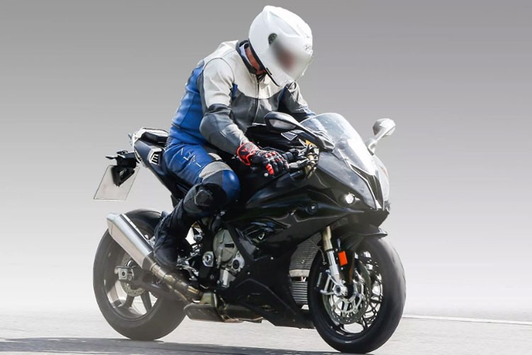 Trước màn ra mắt chính thức tại triển lãm EICMA 2018,  siêu môtô BMW S1000RR 2019 đã bị rò rỉ thông số kỹ thuật. Cùng với hình ảnh và thông tin trước đó, có thể thấy BMW S1000RR 2019 có một số thay đổi về mặt trang bị và vẻ ngoài của xe. 