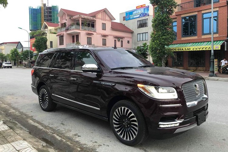 Mẫu xe  SUV hạng sang Lincoln Navigator đời 2018 đã có không dưới 5 chiếc được đưa về thị trường Việt Nam với các màu sắc như trắng, đen, tím vỏ nho hay màu xám. Mới đây, 1 chiếc Lincoln Navigator đời 2018 đã được một công ty nhập khẩu tư nhân đưa về bàn giao cho khách hàng đặt mua xe ở tỉnh Hà Tĩnh.