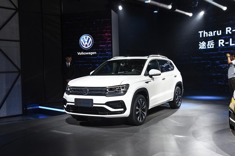 Mẫu  xe Volkswagen Tharu 2019 đã chính thức lộ diện vào hồi tháng 6 năm nay như mẫu crossover cỡ C dành riêng cho Trung Quốc. Đến nay, trước thềm triển lãm Ô tô Quảng Châu 2018, hãng Volkswagen lại tiếp tục vén màn phiên bản R-Line thể thao hơn của Tharu.