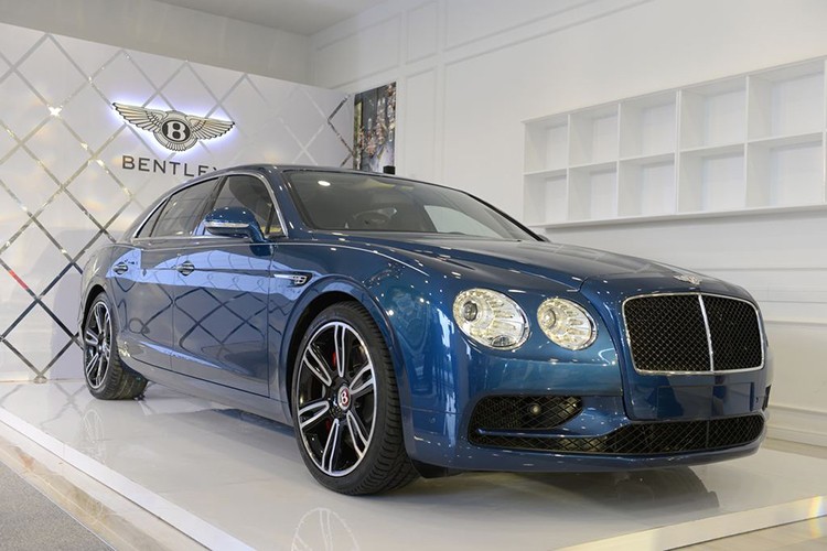  Bentley Flying Spur V8 S mới là mẫu xe siêu sang được sản xuất thủ công ở Crewe, đại bản doanh của hãng xe Anh Quốc. Phiên bản này được đưa về bởi đại lý chính hãng tại Hà Nội cách đây vài ngày. Mới đây, nó đã có màn ra mắt chính thức tại TP HCM và chuẩn bị đến tay khách hàng.