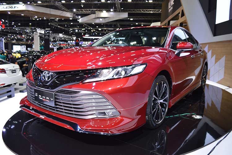 Tại triển lãm Thailand International Motor Expo 2018, mẫu xe mang vai trò hồi sinh phân khúc sedan -  Toyota Camry 2018 mới đã được trưng bày với một diện mạo có chất thể thao hơn với bộ thân vỏ khí động học TRD Sportivo.