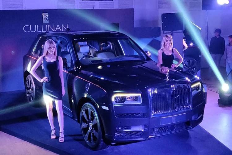 Mẫu  siêu SUV Rolls-Royce Cullinan vừa chính thức được ra mắt trong một sự kiện riêng được tổ chức ở Ấn Độ. Ngay khi xuất hiện những hình ảnh của chiếc xe trên mạng xã hội, nó đã nhanh chóng thu hút được sự quan tâm của nhiều khách hàng thuộc hàng đại gia.