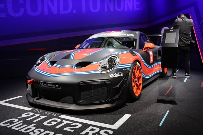 Porsche vừa ra mắt phiên bản hiệu suất cao  Porsche 911 GT2 RS Clubsport mới tại triển lãm Los Angeles Auto Show 2018. Nói chính xác hơn, đây là phiên bản đường đua của mẫu xe thương mại 911 GT2 RS (thuộc dòng xe 991 thế hệ thứ 2). Chỉ 200 chiếc 911 GT2 RS Clubsport được sản xuất với thiết kế cánh gió thể thao kích thước lớn.