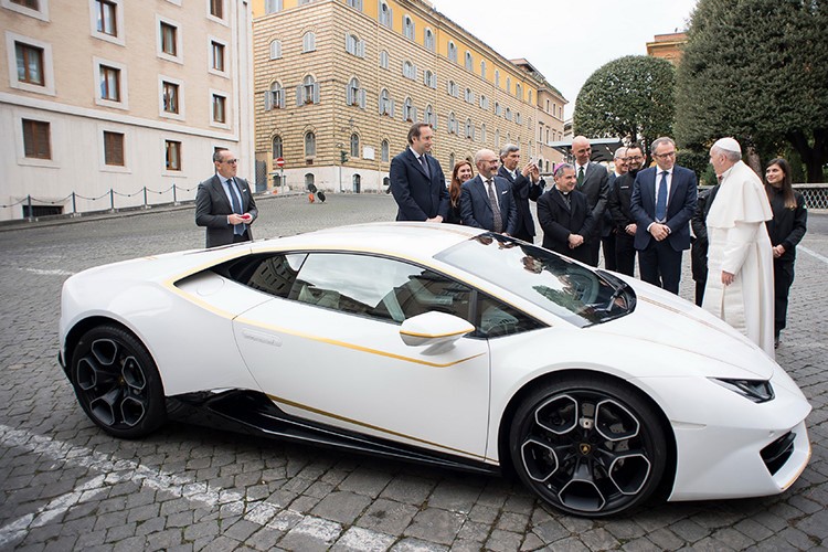 Vào cuối tháng 4/2018, chiếc  Lamborghini Huracan LP580-2 do hãng siêu xe Ý tặng riêng cho Đức Giáo hoàng Francis vào năm 2017 đã được đem đi bán đấu giá để quyên góp từ thiện. Người ra quyết định này không ai khác chính là Đức Giáo hoàng Francis.