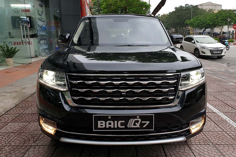 Sau hàng loạt các sản phẩm "nhái" như Landwind X7, Zotye T800..., khiến Land Rover phải đau đầu thì vào năm 2017, lại thêm chiếc xe SUV BAIC Q7 của thương hiệu ôtô Trung Quốc từng được giới thiệu. Mới đây, mẫu xe này đã chính thức được tung ra thị trường Việt Nam.