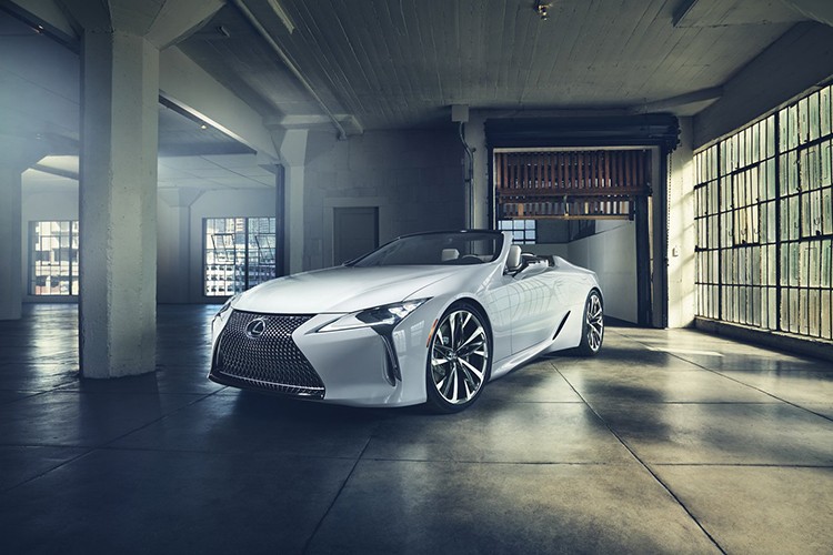 Thương hiệu xe sang Lexus đã bất ngờ vén màn phiên bản mui trần của dòng coupe thể thao LC dưới dạng xe concept trước thềm triển lãm Ô tô Detroit 2019, khai mạc vào thứ hai tuần sau, ngày 14/1/2019. Theo hãng xe Nhật Bản,  Lexus LC Convertible Concept ra đời khi bộ phận thiết kế của họ đang "khám phá sự tiến hóa của thương hiệu".