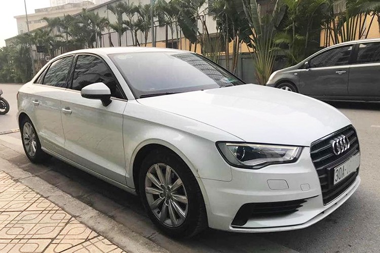 Chiếc  xe sang Audi A3 bản sedan trong bài viết này hiện đang được chủ nhân rao bán trên các diễn đàn mua bán xe cũ với giá chỉ 870 triệu đồng. Vào năm 2014, xe được chính hãng Audi tại Việt Nam chào bán với mức giá khởi điểm từ 1,395 tỷ đồng.