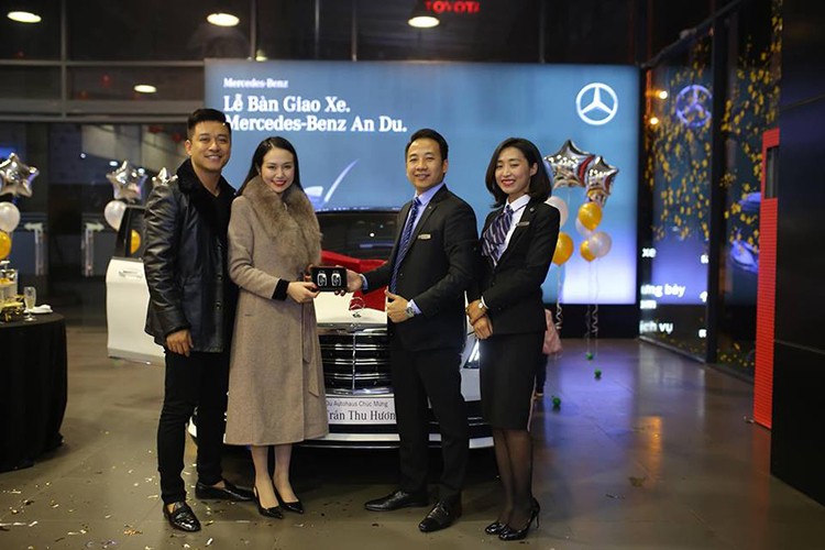 Vào cuối tuần vừa qua, vợ chồng nam ca sỹ Tuấn Hưng đã đến một đại lý Mercedes-Benz tại Hà Nội để nhận chìa khóa của chiếc xe sang S-Class mới. Chiếc  xe sang Mercedes-Benz S-Class này theo thông tin từ phía nhà phân phối chính hãng thì bà xã của Tuấn Hưng là chủ sở hữu.